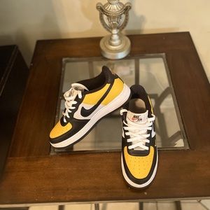 Nike Air Force 1 Low '07 LV8
Black Gold Jersey Mesh